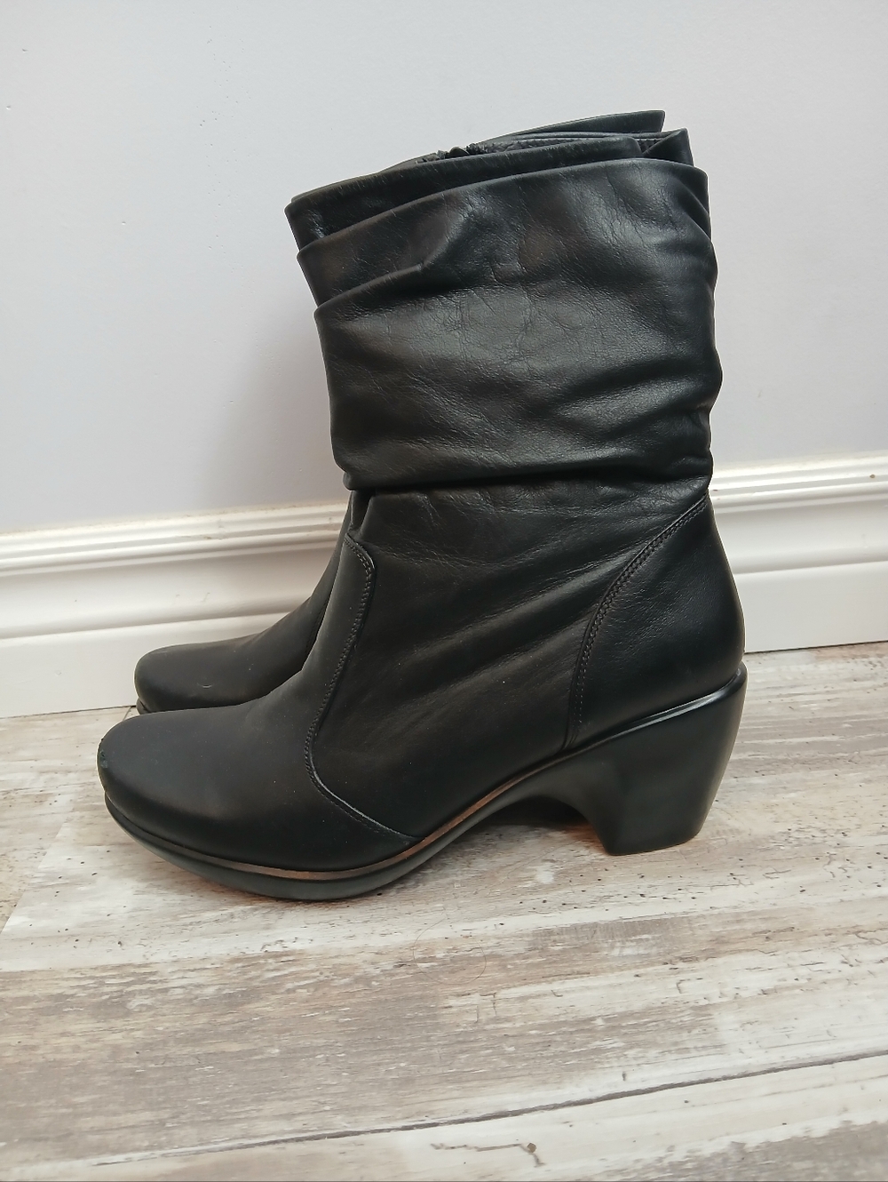 NAOT Modesto Leather Scrunch Ankle Boots Size 38 (7-7.5) Black - Picture 2 of 12